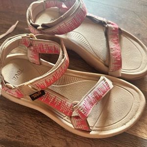 teva hiking sandals size 7